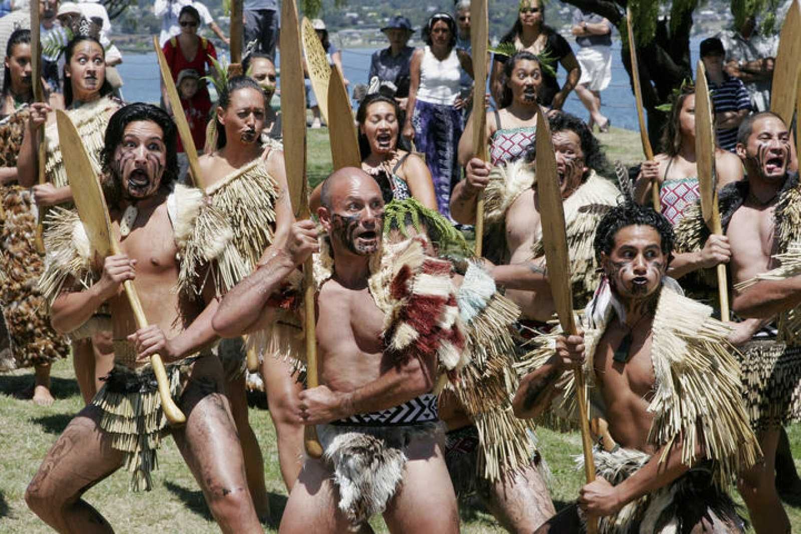 Un grupo de maoríes realizan un 'haka' en Nueva Zelanda