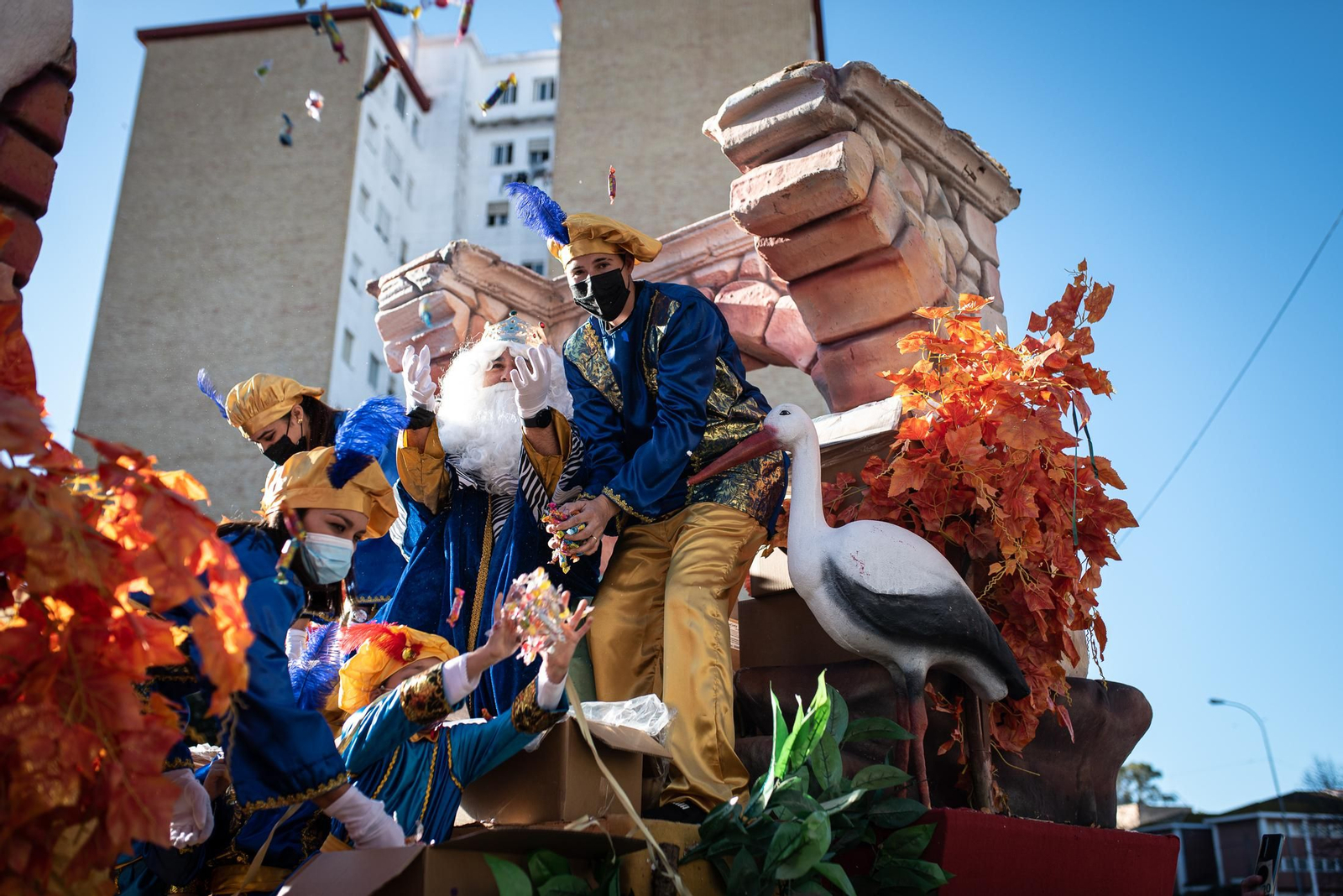 La visita de los Reyes Magos a los barrios de Huelva en imágenes