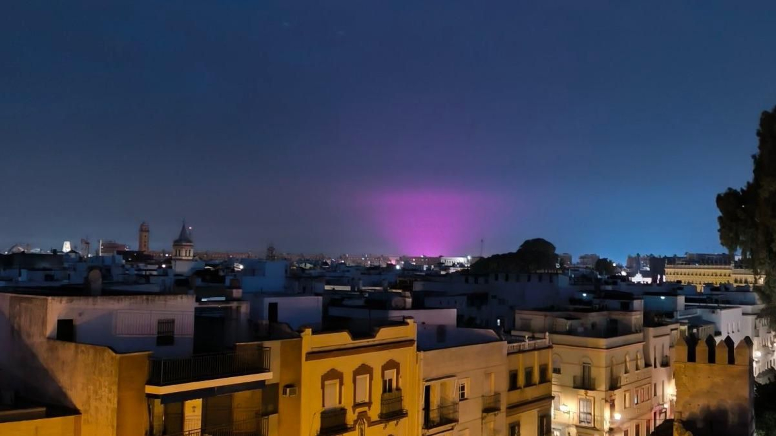 La imagen de la luz morada que emana del Estadio de La Cartuja