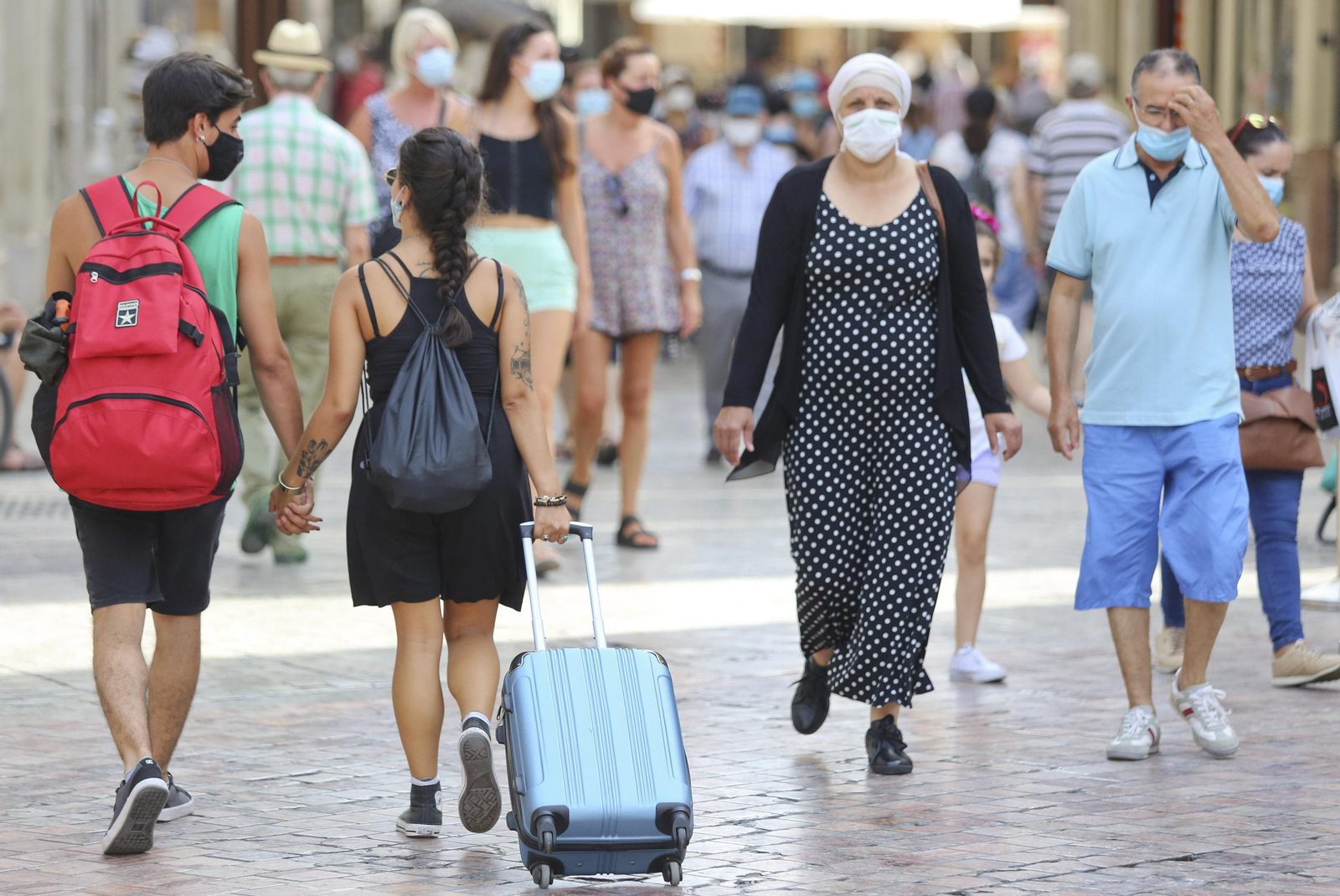 Turistas paseando por el centro de Málaga.