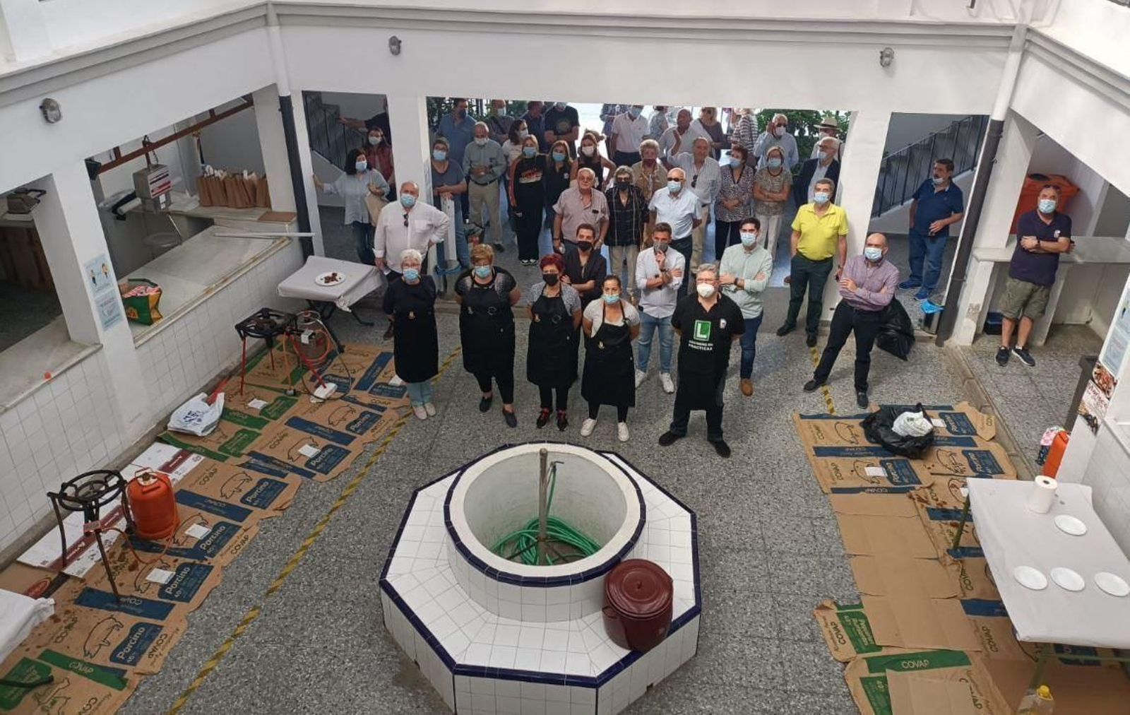 Participantes, jurado y vecinos de Cardeña, en el mercado de abastos.