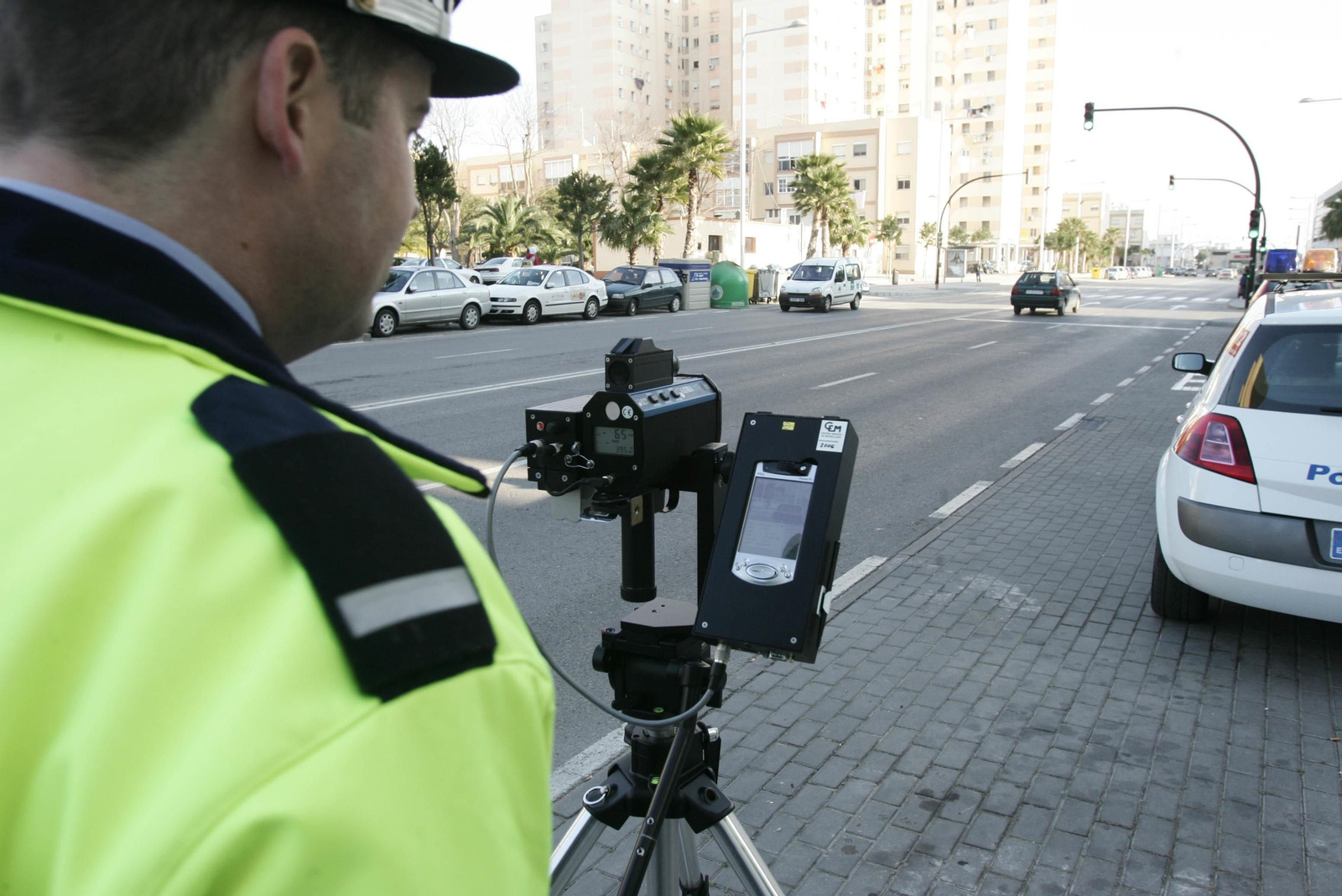 Un agente de la Policía Local utiliza el radar para controlar la velocidad.