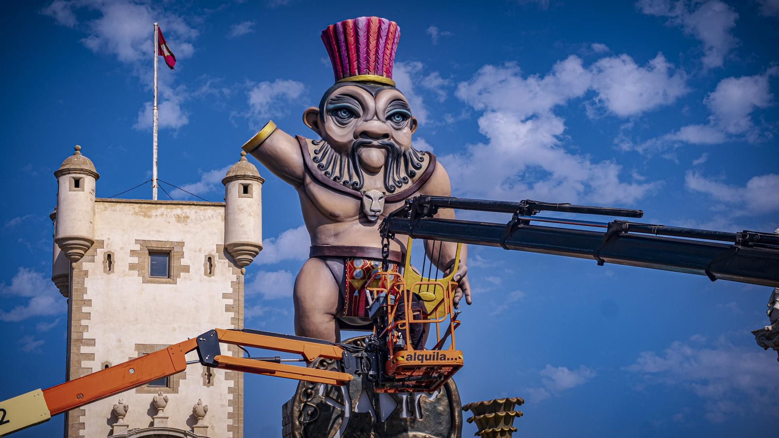 Montaje del monumento fenicio en las Puertas de Tierra realizado por el artista Alejandro Santaeulalia.