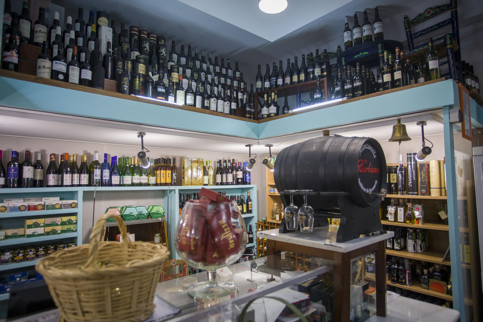 Así es el bar Pelayo-Hecho en Cádiz, un museo del buen comer y el motor