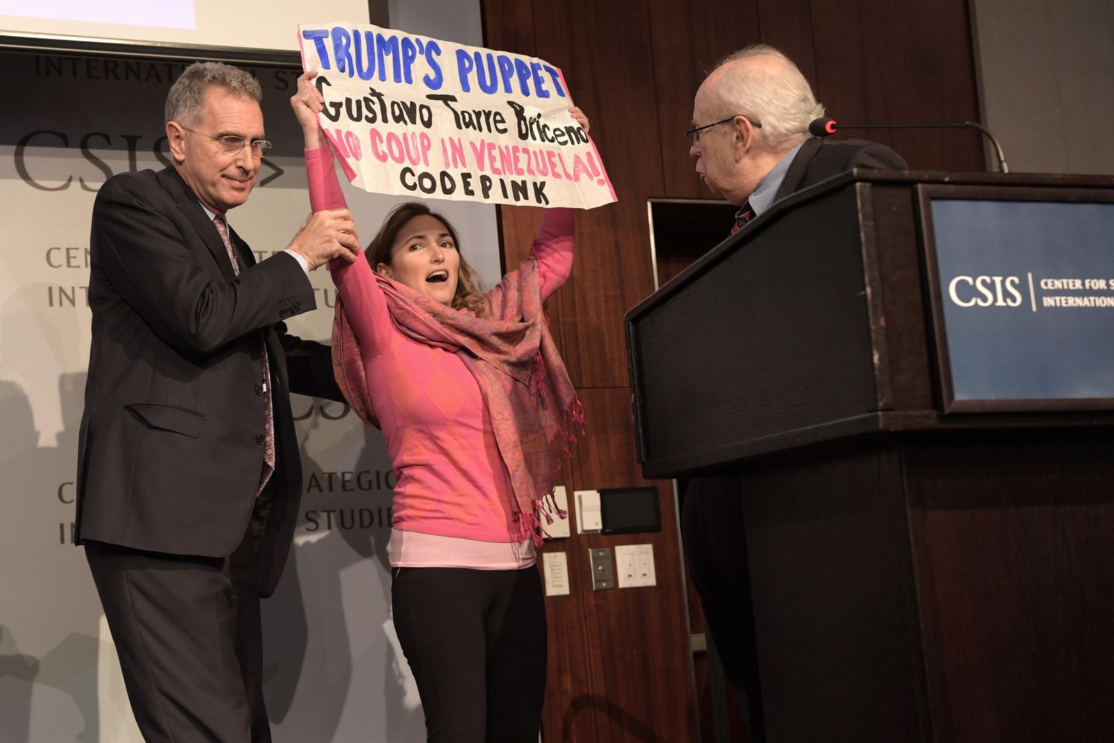 Una activista del grupo pacifista Código Rosa ayer sostiene una pancarta contra el “golpe de Estado en Venezuela”, este martes en Washington.