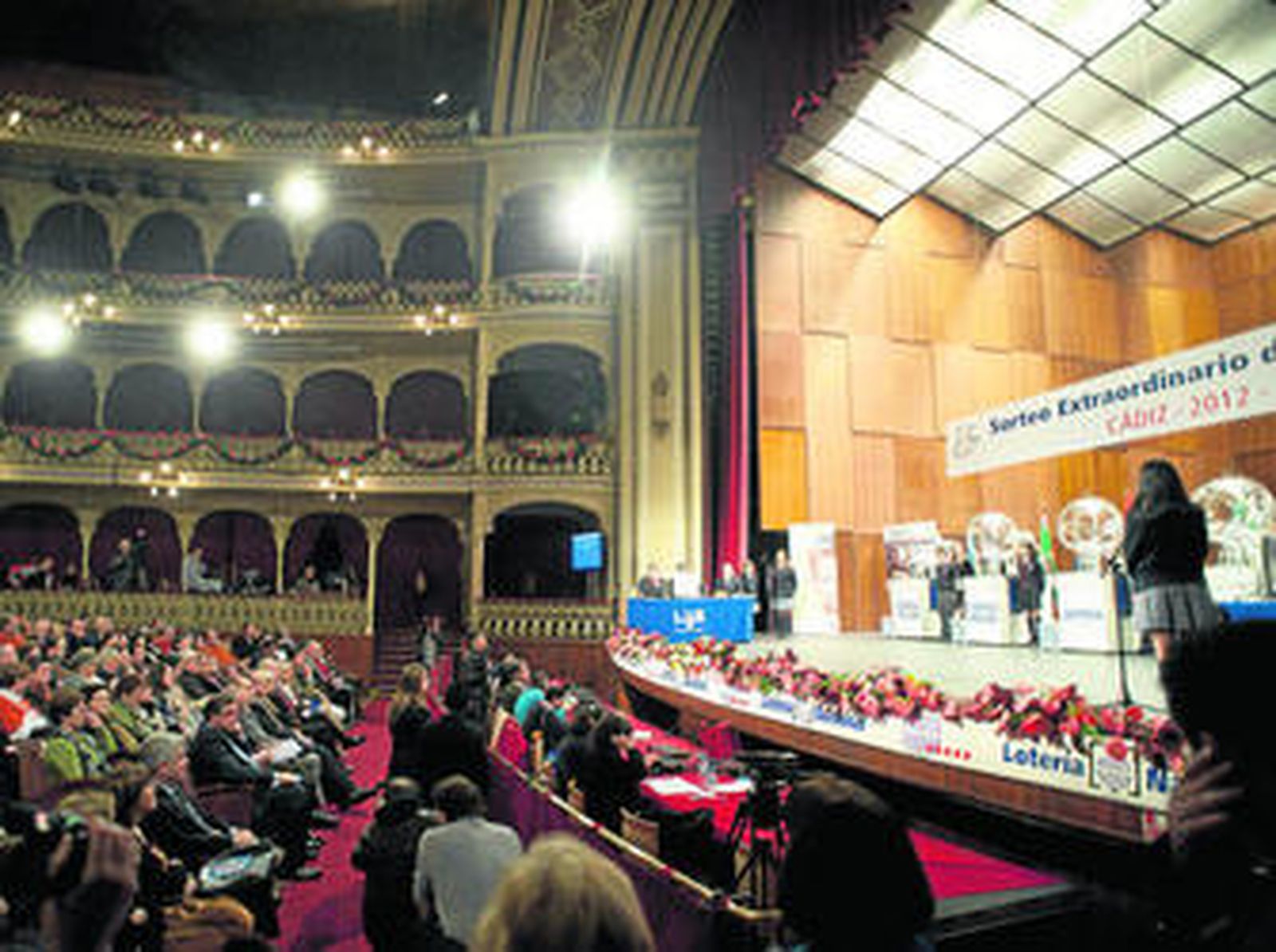 El patio de butacas del Teatro Falla se llenó de público para presenciar el sorteo de El Niño, que por primera vez no se celebraba en Madrid.