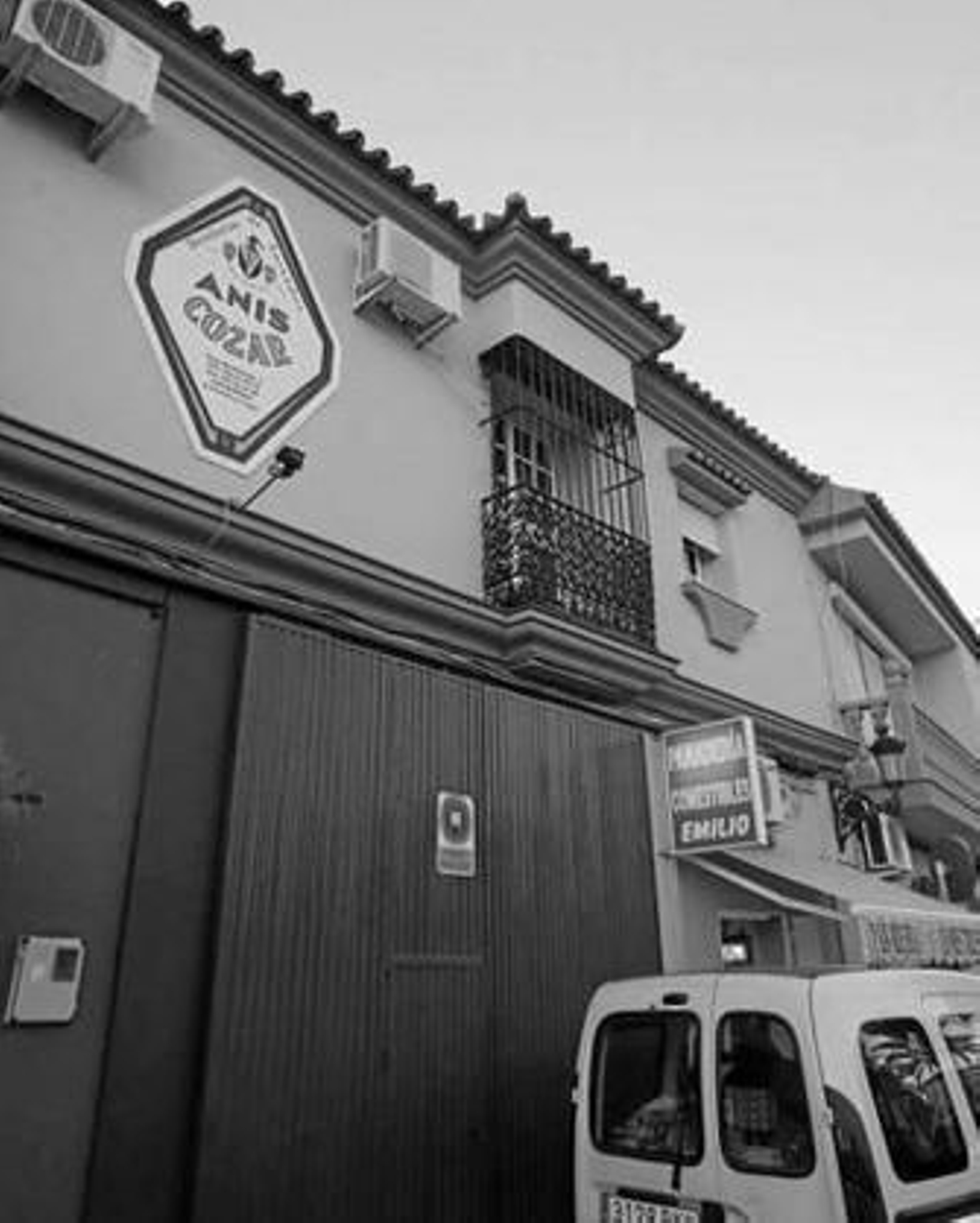 Un cartel de Anís Cózar en la fachada del inmueble de la destilería.