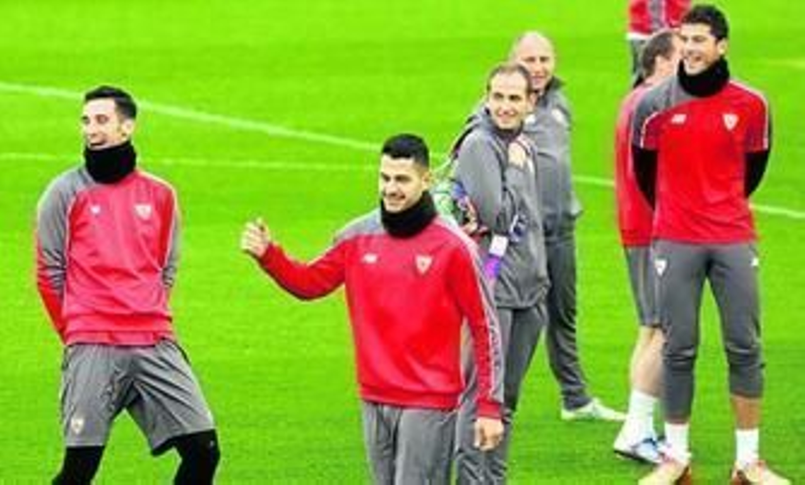 Sergio Rico, Vitolo y David Soria muestran el buen ambiente reinante en el Sevilla junto a Javi García y Dimitri Cheryshev, ayudantes de Unai Emery.