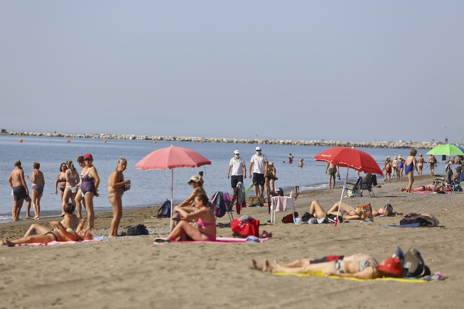 Fotos de la playa de La Misericordia con julio a la vuelta de la esquina Fotos de la playa de La Misericordia con julio a la vuelta de la esquina