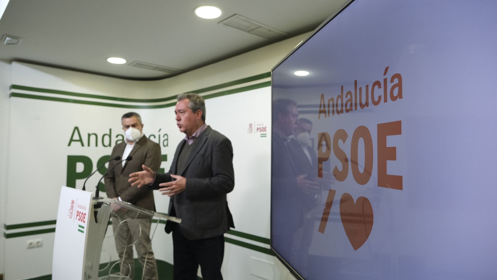 Imágenes de la visita del Secretario General del PSOE-A, Juan Espadas, a Almería.