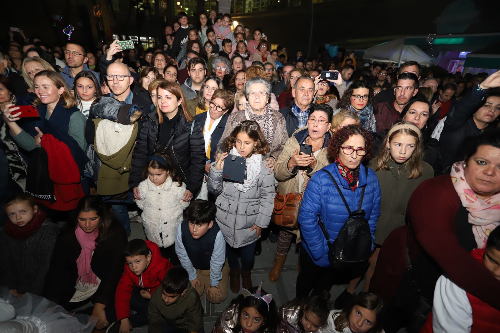 Imágenes  del alumbrado de Aqualon, que tuvo como padrino a Hugo Molina, finalista de Got Talent