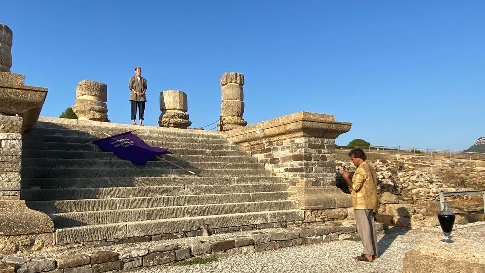 Ensayo del equipo artístico y de producción de 'Auge y caída de una ciudad', de Benattia.