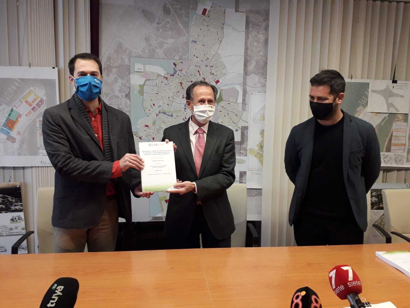 Esteban Serrano León (izquierda) con el alcalde y el edil de Medio ambiente, Roberto Palmero.