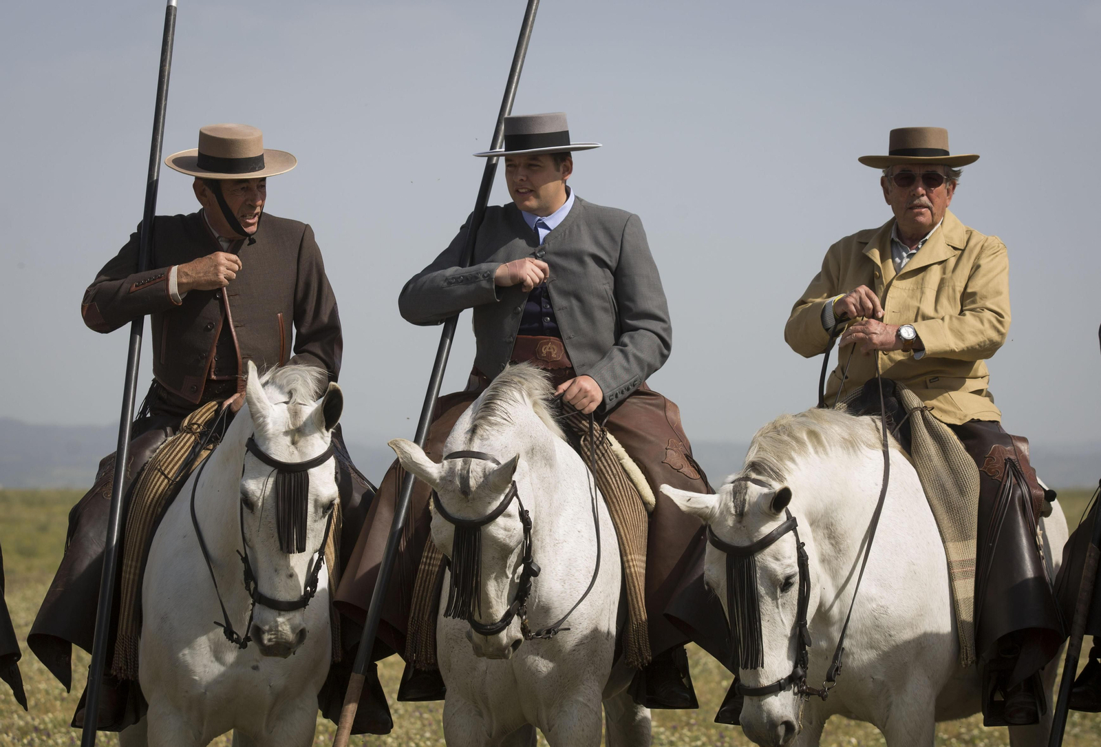 Antonio Miura Martínez, Eduardo Miura Fanjul y Eduardo Miura Martínez, a caballo, durante el tentadero.