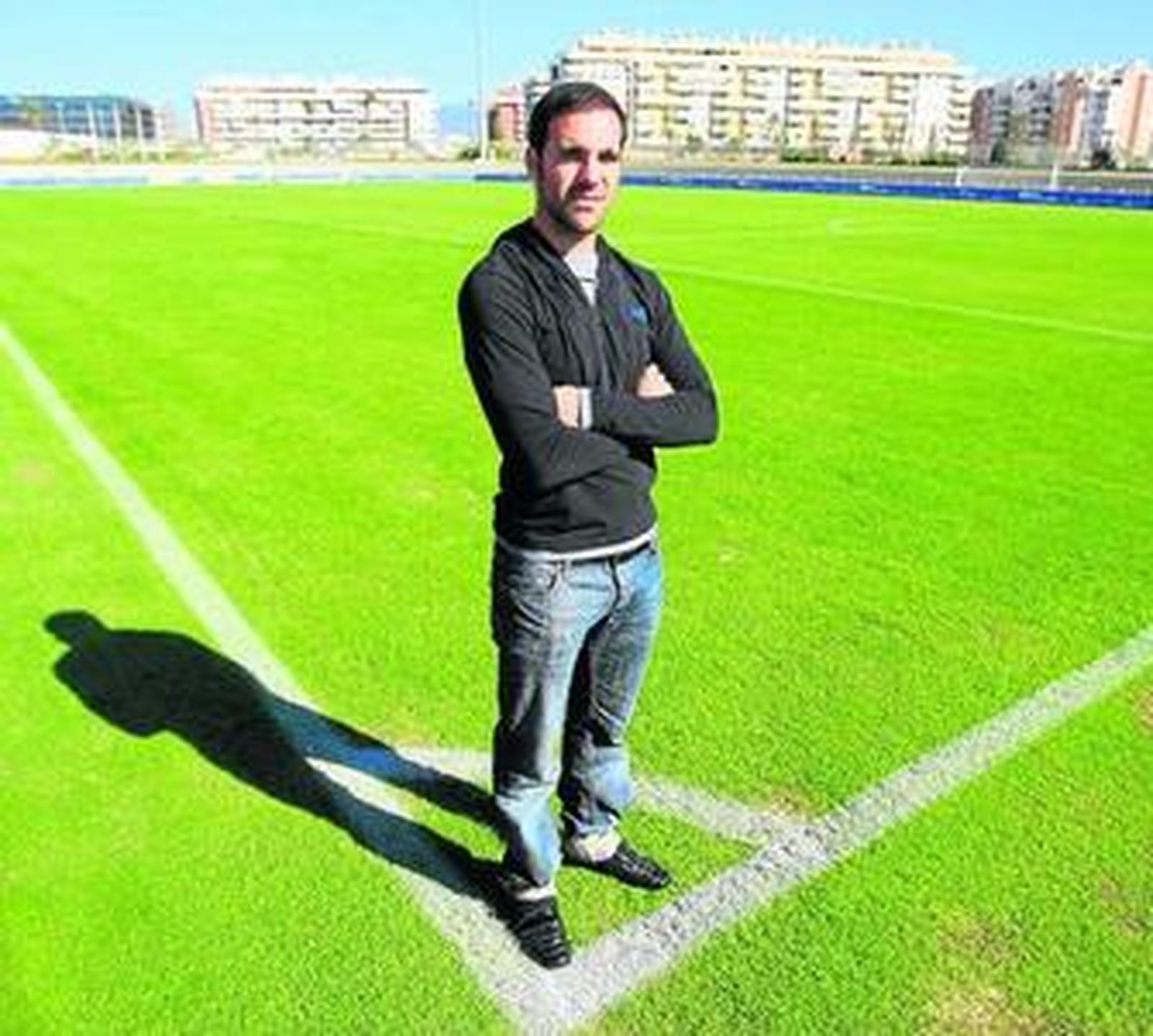 Jesús Gámez posa en el césped del estadio Ciudad de Málaga.