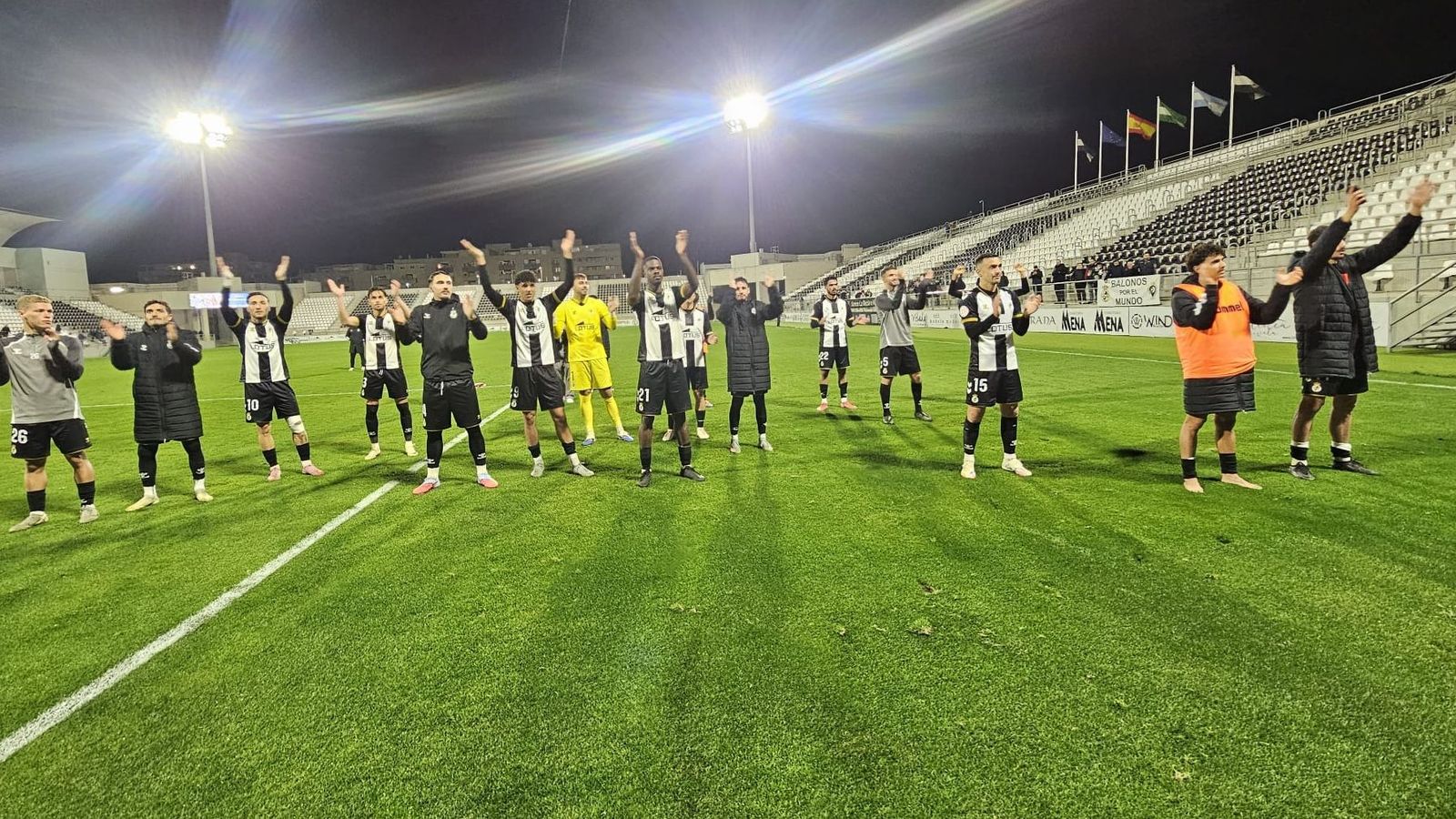 Los jugadores de la Balona celebran el triunfo con su afición al final del encuentro