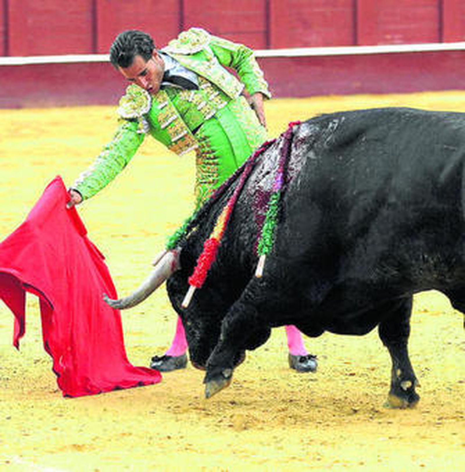 El diestro vasco Iván Fandiño, en un derechazo.