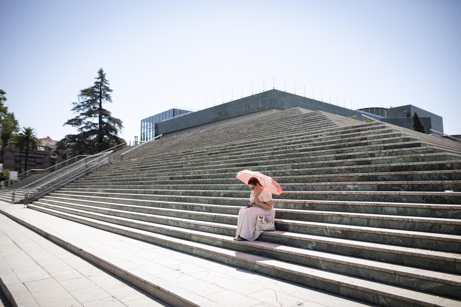El intenso calor vacía las calles de Granada a finales de julio