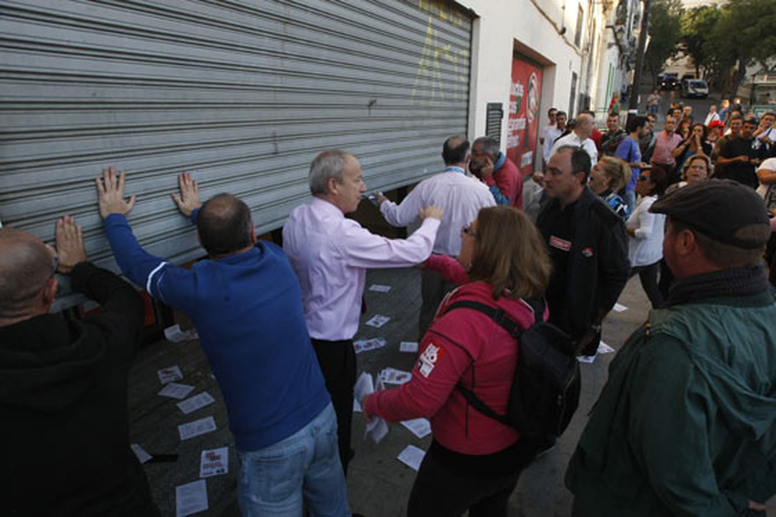 Los piquetes tomaron el centro de la capital desde primera hora de la mañana para impedir la apertura de comercios y empresas

Foto: Jose Braza