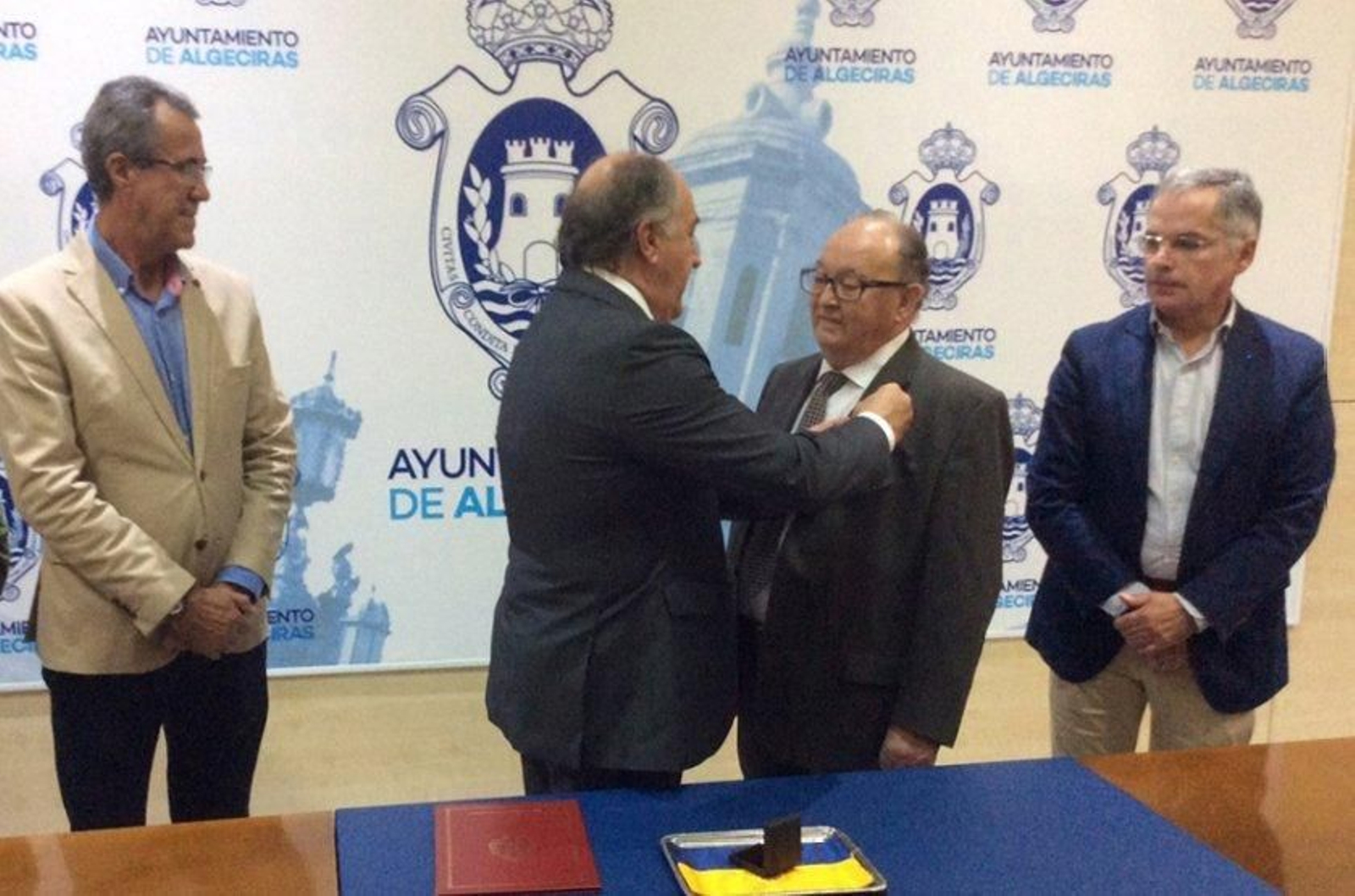 Jesús casado recibe la isgnia de oro de Algeciras en 2018.