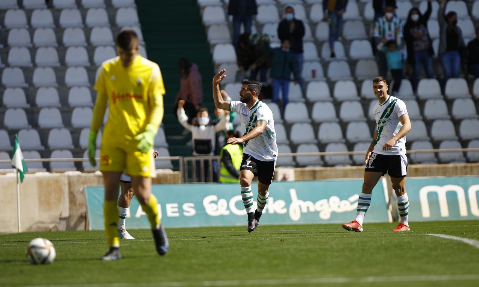 La victoria del Córdoba CF ante el Mensajero, en imágenes
