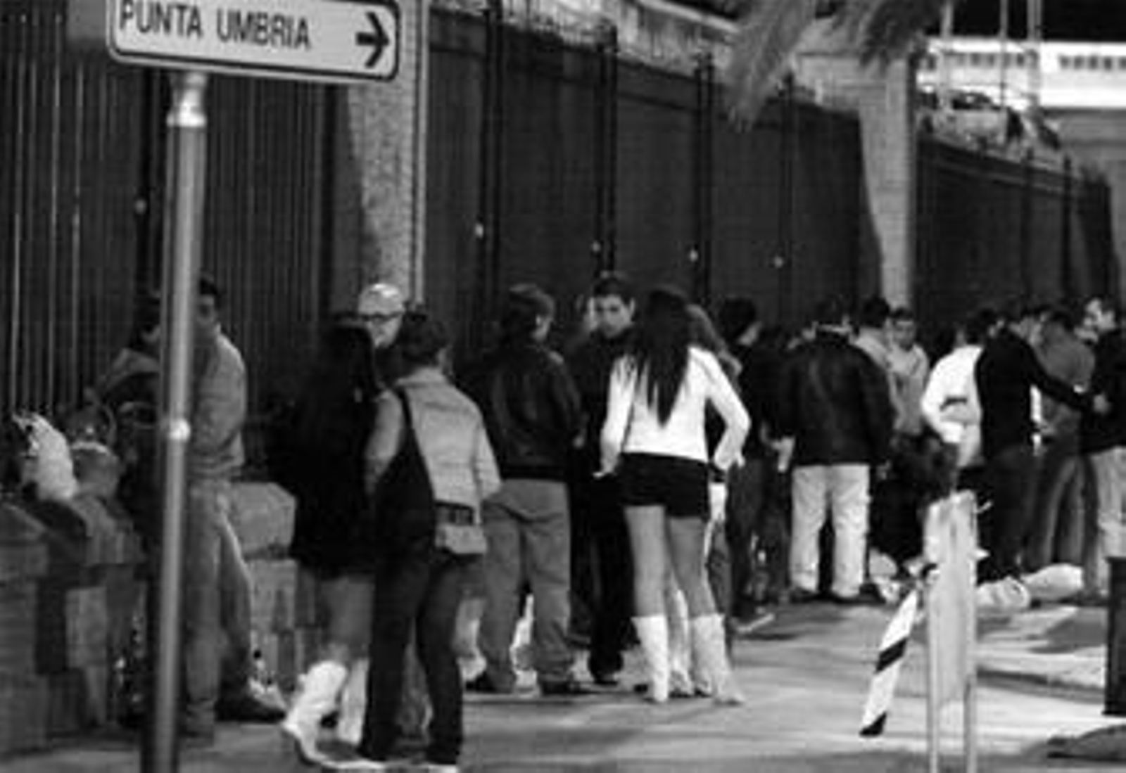 Imagen de algunos de los que se desplazaron en la noche del sábado hasta el botellódromo.