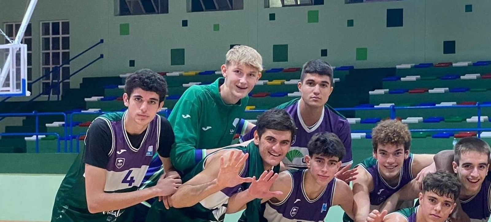 Marcus Moller, en el centro de la imagen, el más alto de los jugadores del Unicaja.