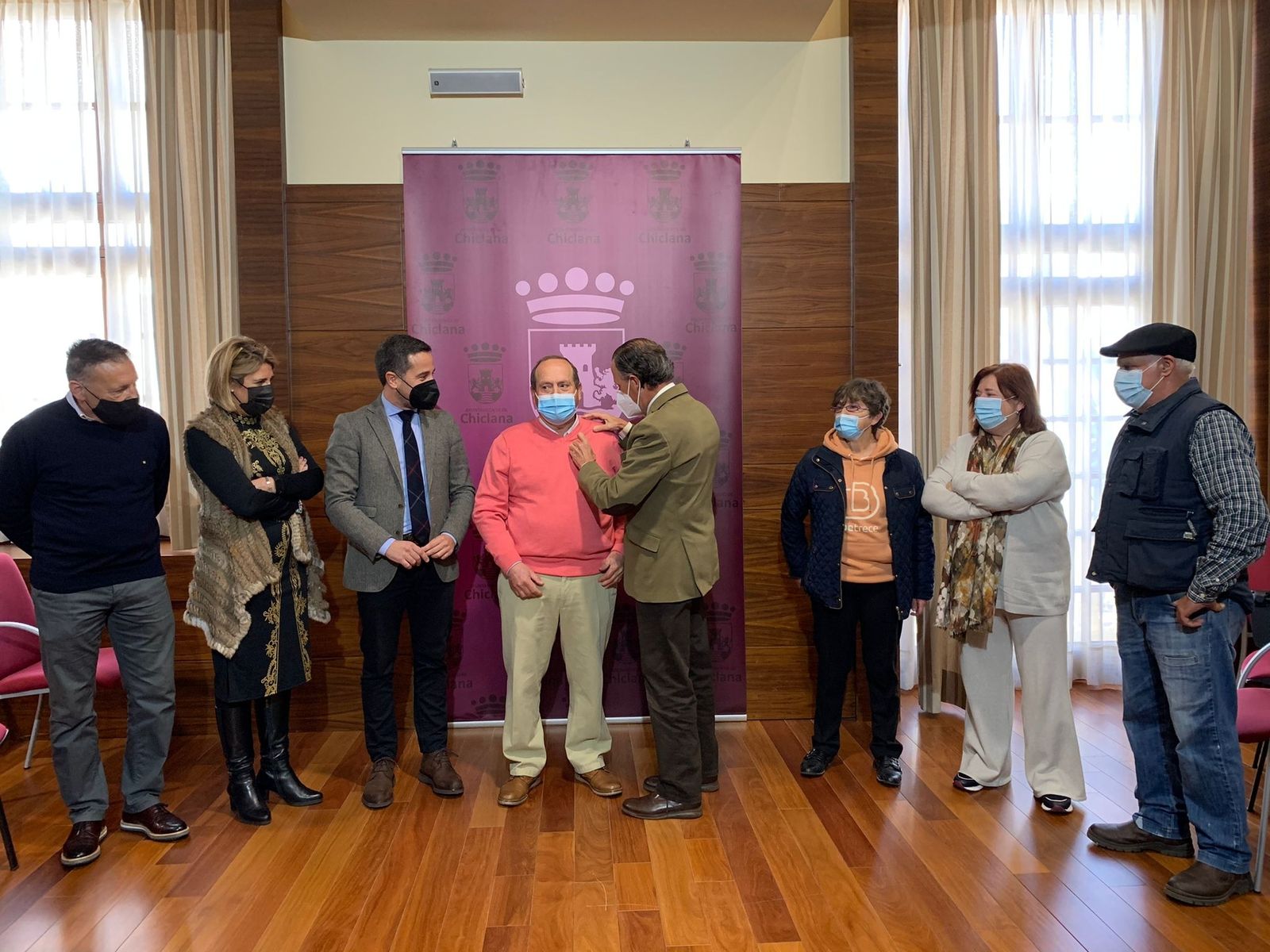 El regidor impone la Insignia del Ayuntamiento al empleado público recientemente jubilado.
