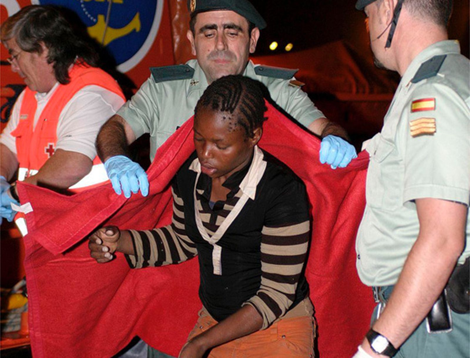 El mar se lleva a 14 inmigrantes tras volcar una patera en Alborán