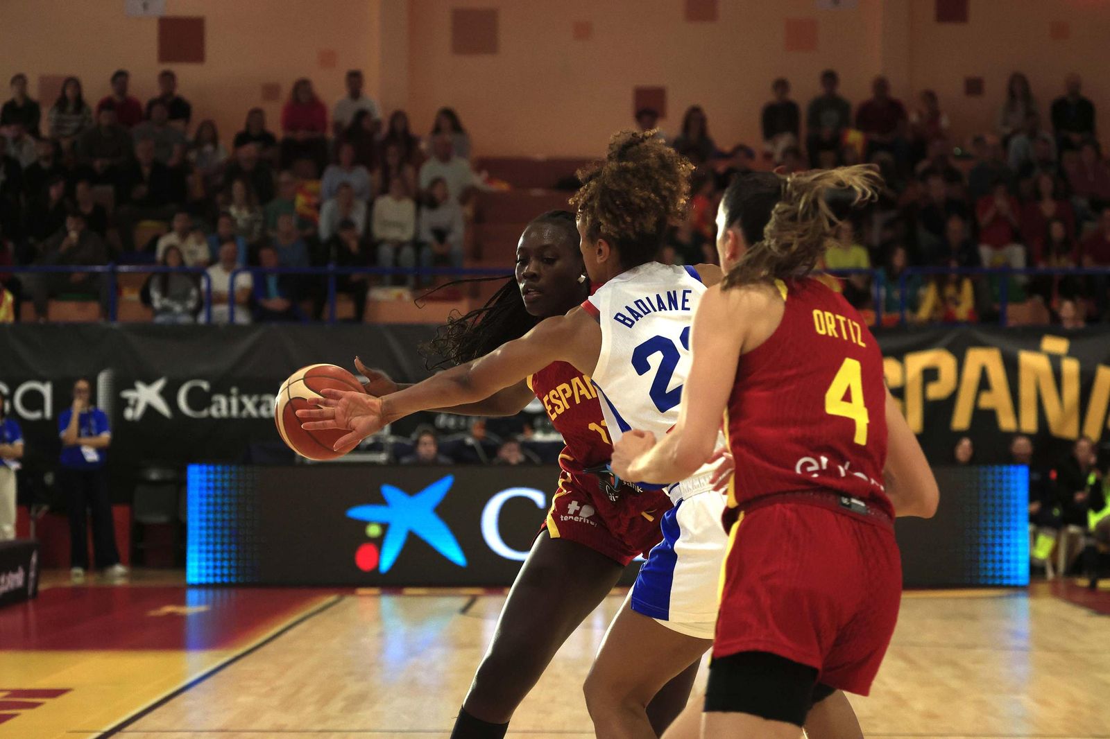 Fotos del partido y ambiente en el España-Francia del Torneo Internacional de Baloncesto Femenino en La Línea