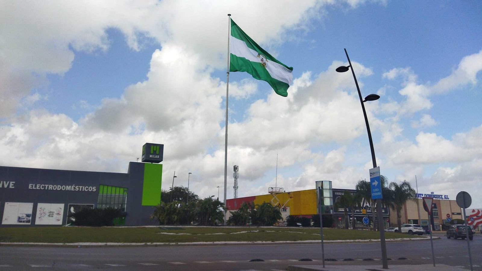 Bandera de Andalucía  en la rotonda ovalada de la avenida Adolfo Suárez