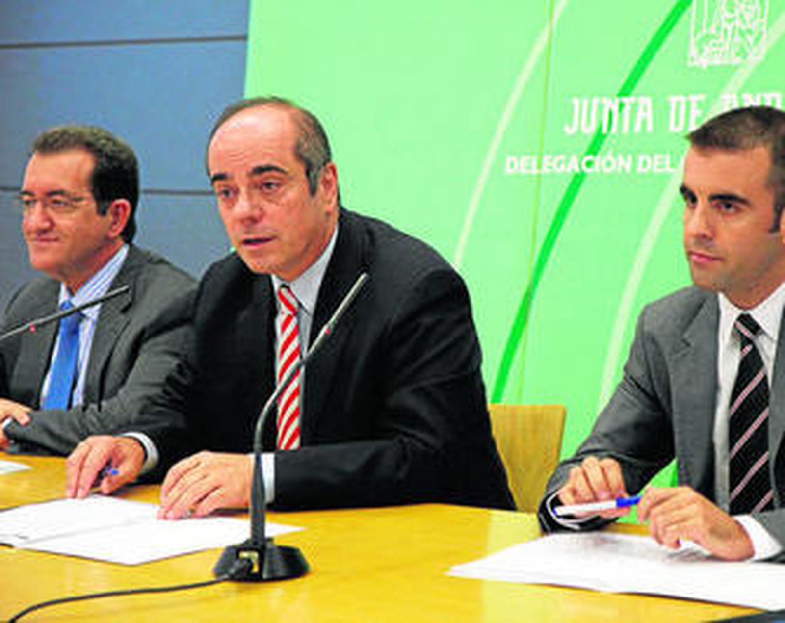 Francisco Triguero y Antonio Argüelles en la rueda de prensa concedida ayer en Granada.