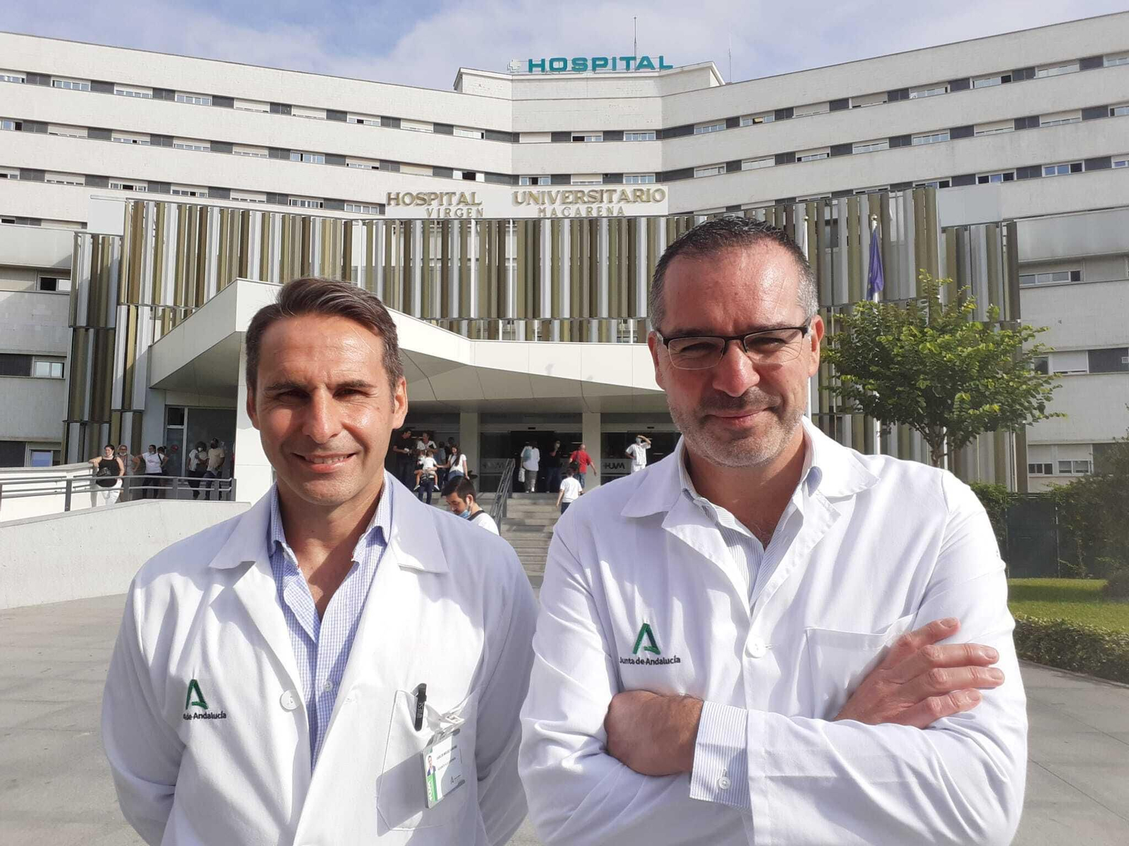 Los doctores Carlos Míguez y con Luis de la Cruz, jefes de servicio de Oncología Radioterápica y Oncología Médica del Macarena.