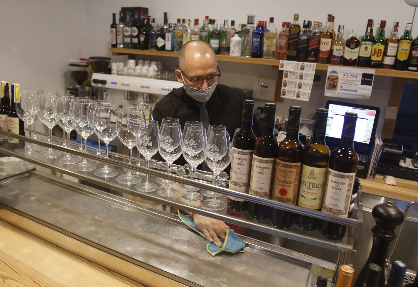 La primera tarde de cierre de bares y comercio en Córdoba, en fotografías