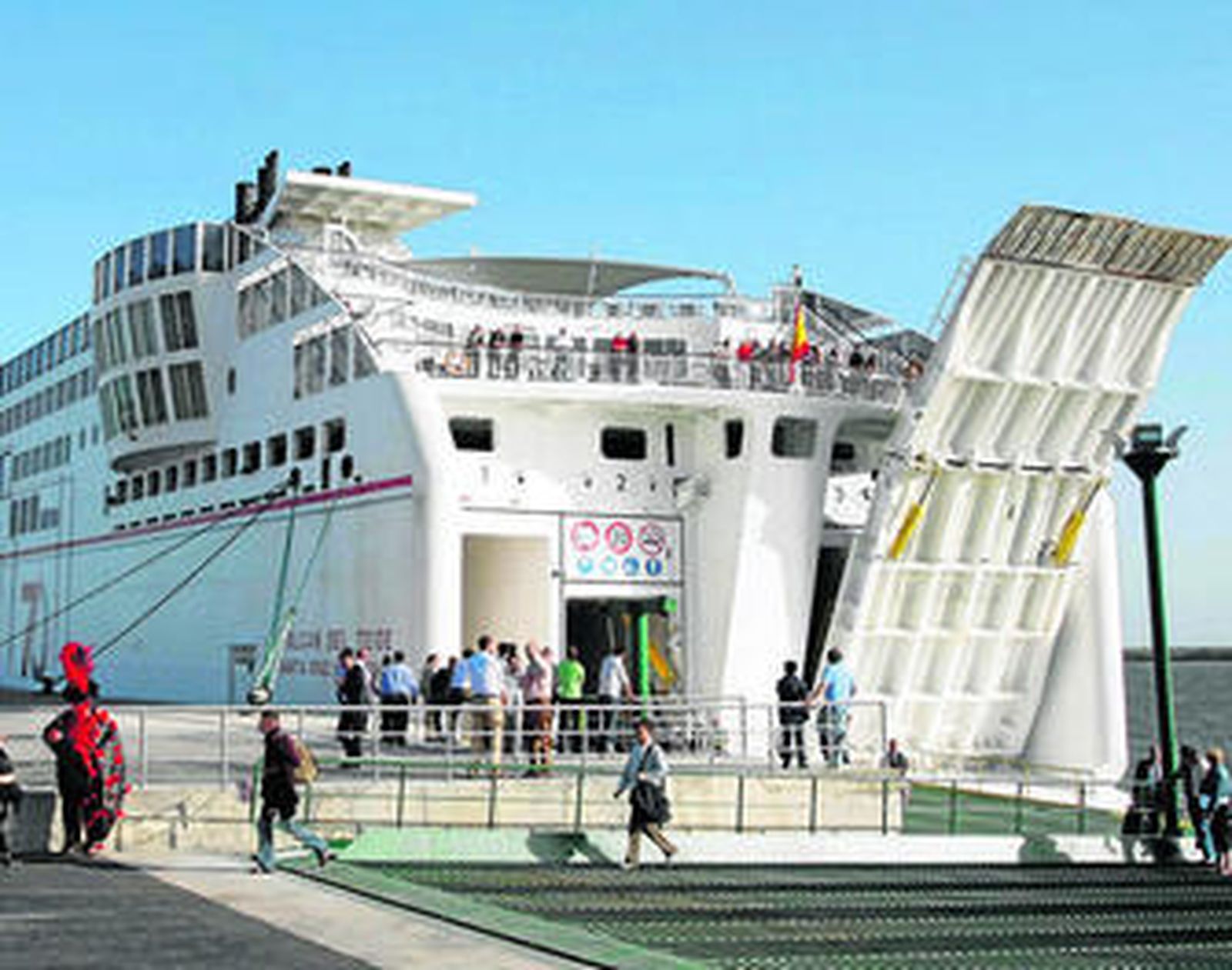 El 'Volcán del Teide', en el puerto onubense.