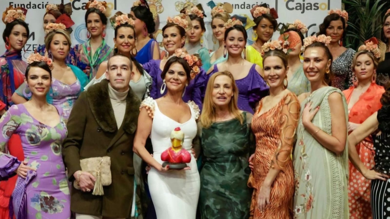 Las modelos, con la diseñadora y el concejal de Fiestas.