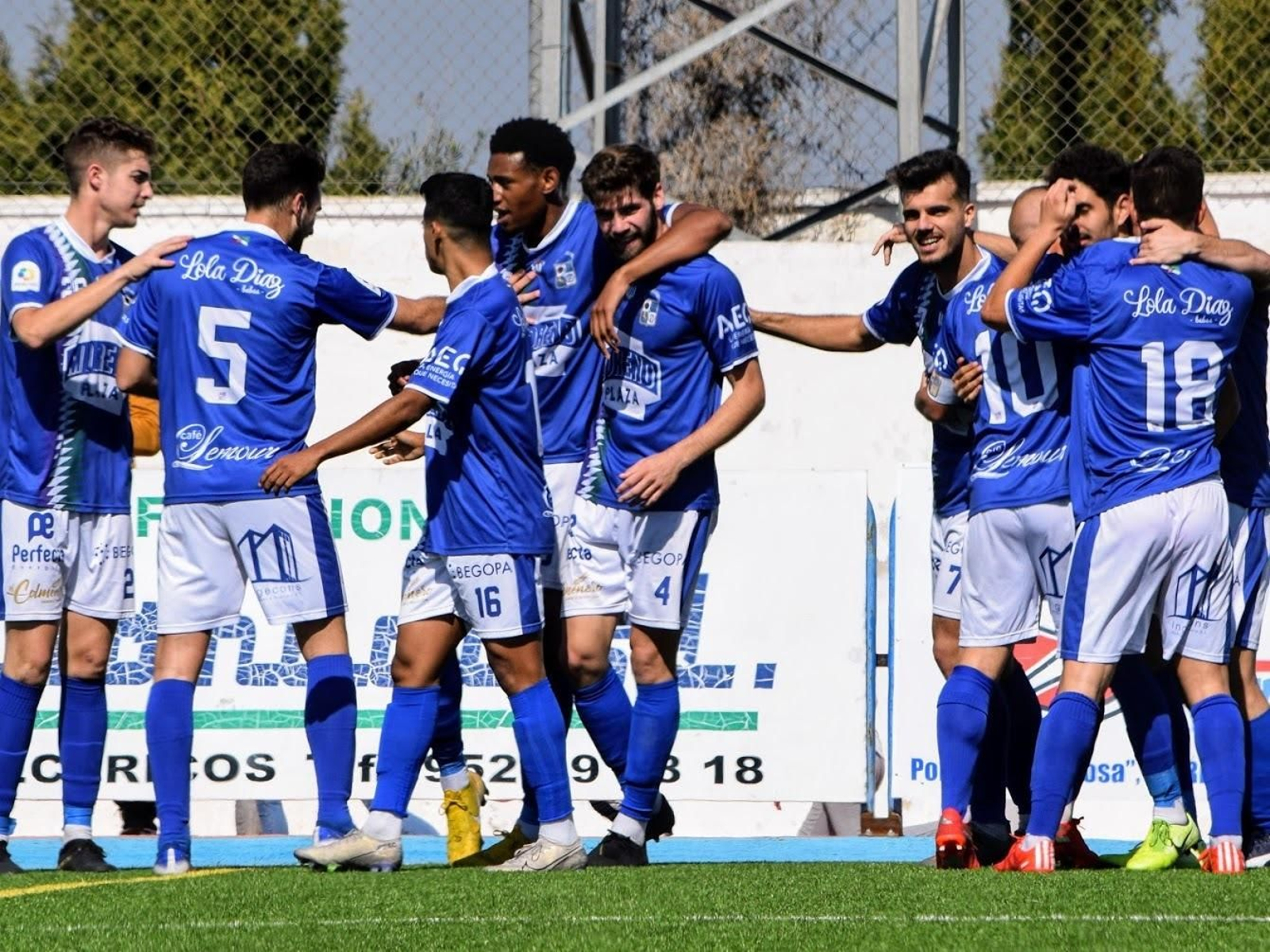 Los jugadores del Alhaurino celebran un gol.