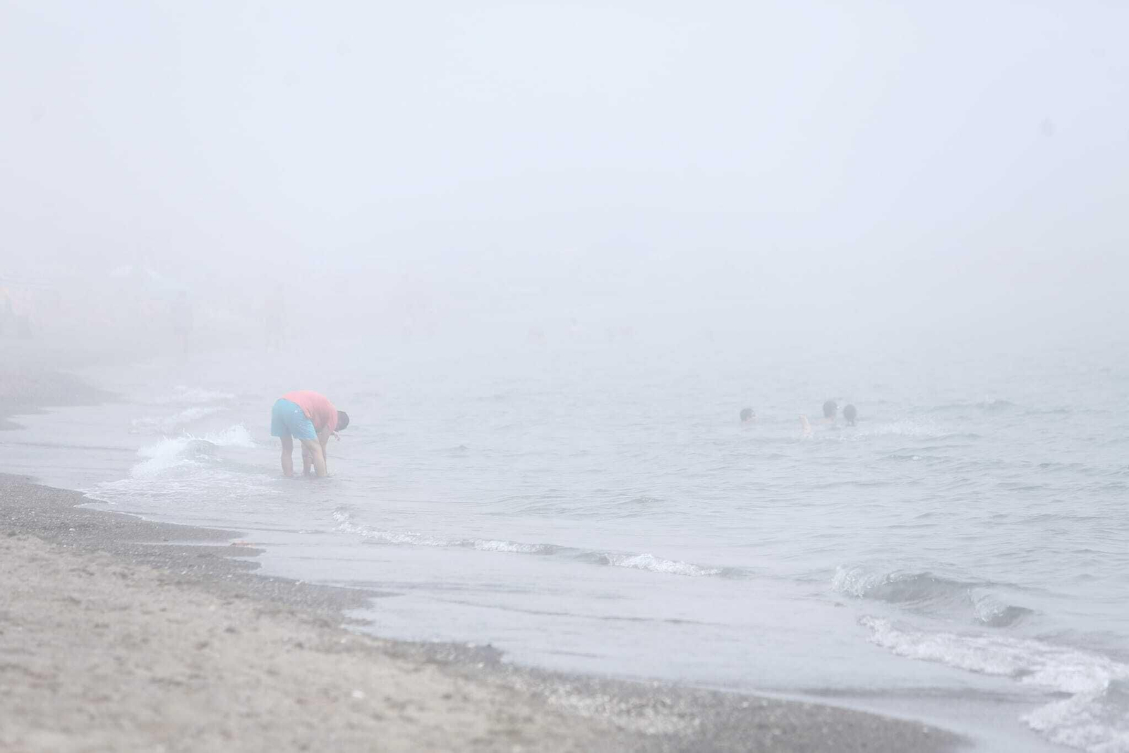 Fotos del taró que sume a Málaga bajo una densa niebla este lunes