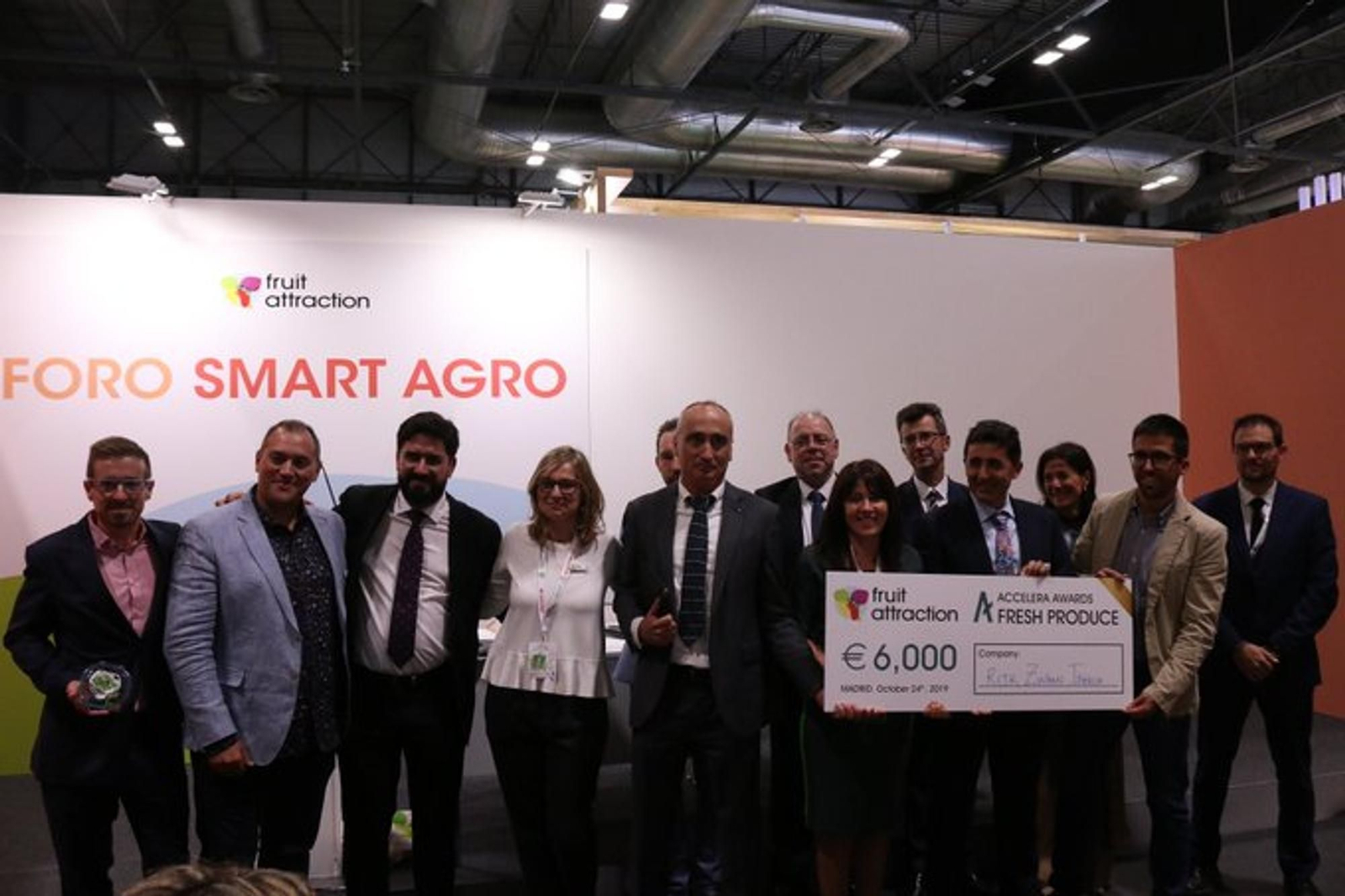 El equipo de Rijk Zwaan desplazado a Fruit Attraction recogió el premio de manos de Raúl Calleja, director de la feria.