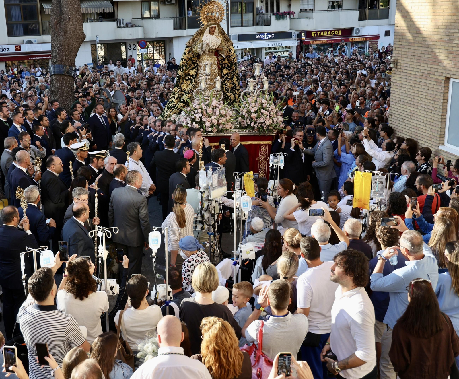 Regreso de la Esperanza de Triana a su paso por el Hospital Infantil del Virgen del Rocío