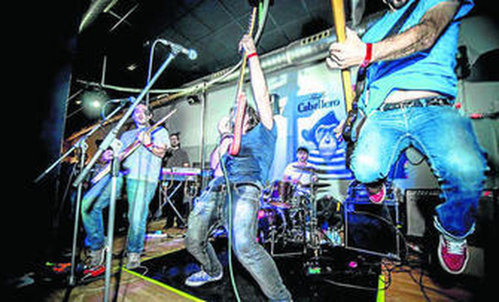 Un momento de la bestial actuación de Los Jaguares de la Bahía en la bodega Osborne.