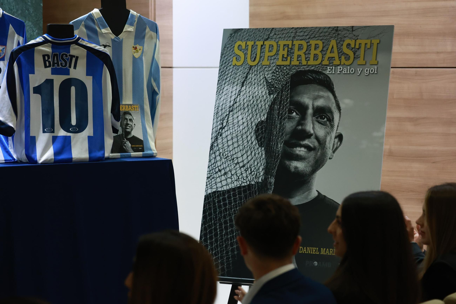 Basti: La presentación de su libro en La Rosaleda, en fotos