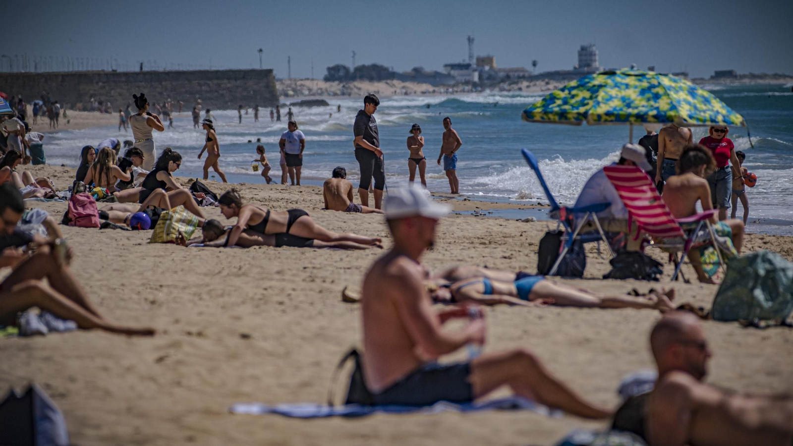 Las imágenes de las mareas vivas en pleamar de las playas de Cádiz