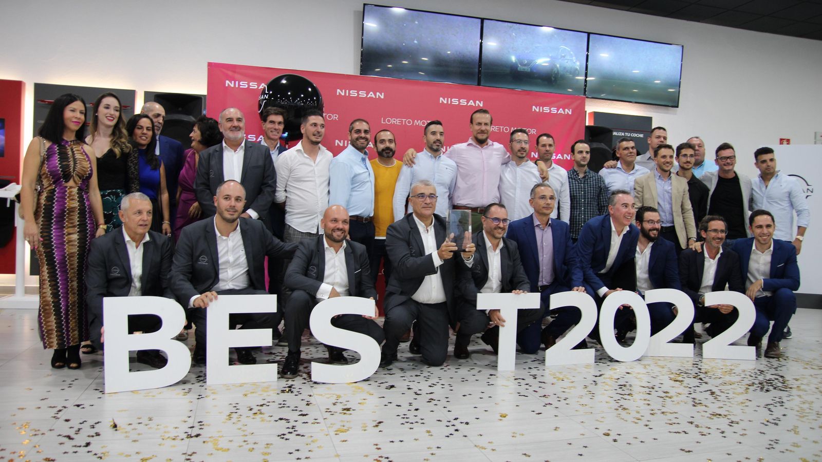 El equipo al completo de Loreto Motor se mostró orgulloso de recibir este galardón basado en la opinión de los clientes.