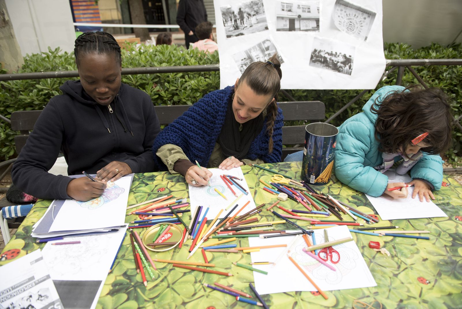 Varias chicas toman parte de uno de los talleres culturales de Hacienddo Barrio.