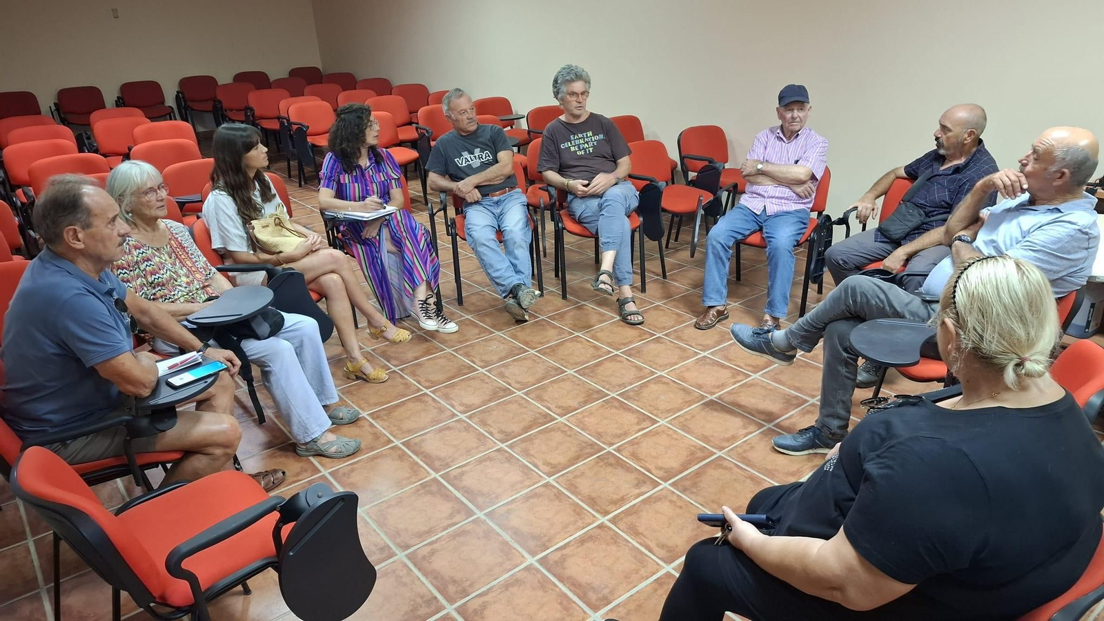 Una imagen de la reunión de Ecologistas en Acción  y la Comunidad regantes.