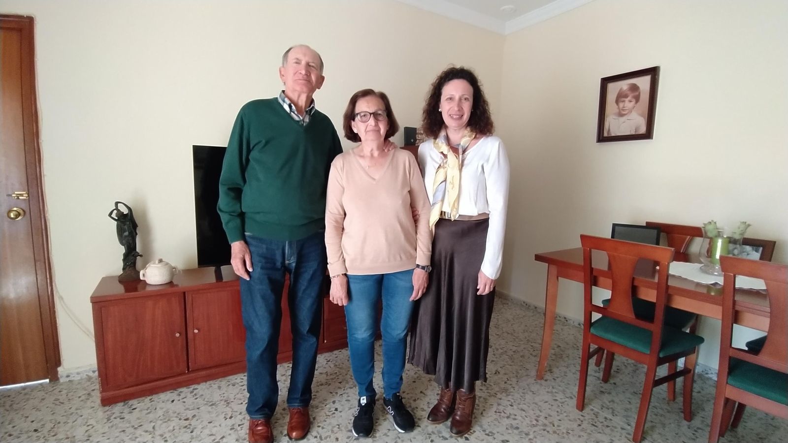 El matrimonio afectado por el desahucio de las Capuchinas, con Auxiliadora Moreno, la graduada social que lleva su caso.uada social que lleva su caso.