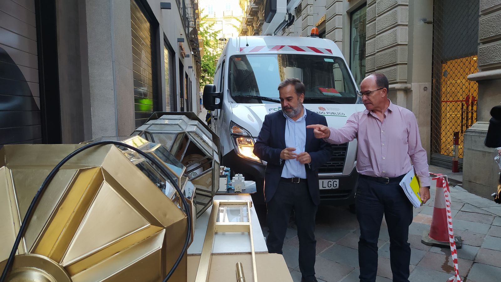 Calvo (izq) visita la colocación de los nuevos faroles.