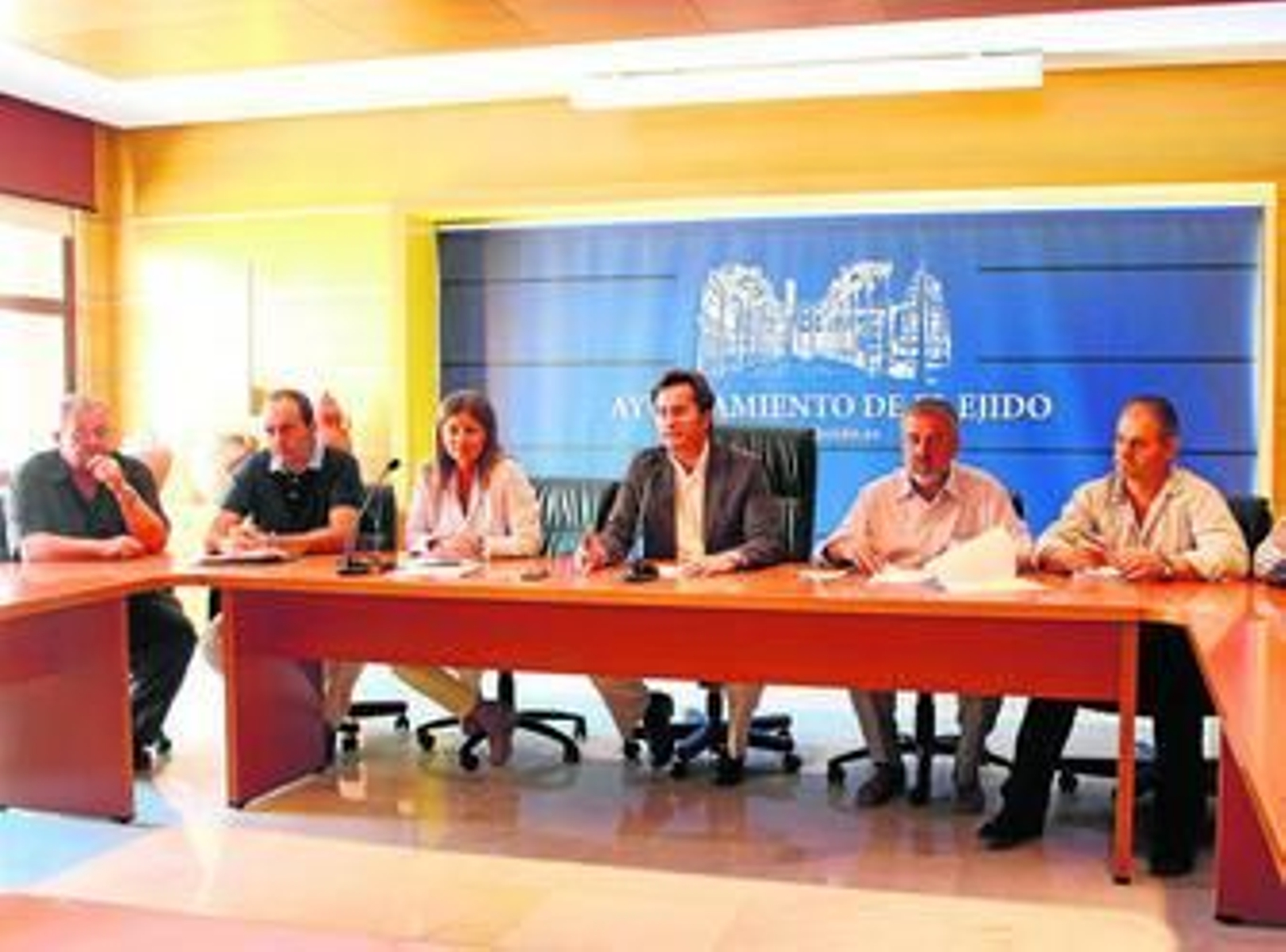 El alcalde, la concejala de Turismo y el de Cultura y los presidentes locales presentaron la agenda veraniega.