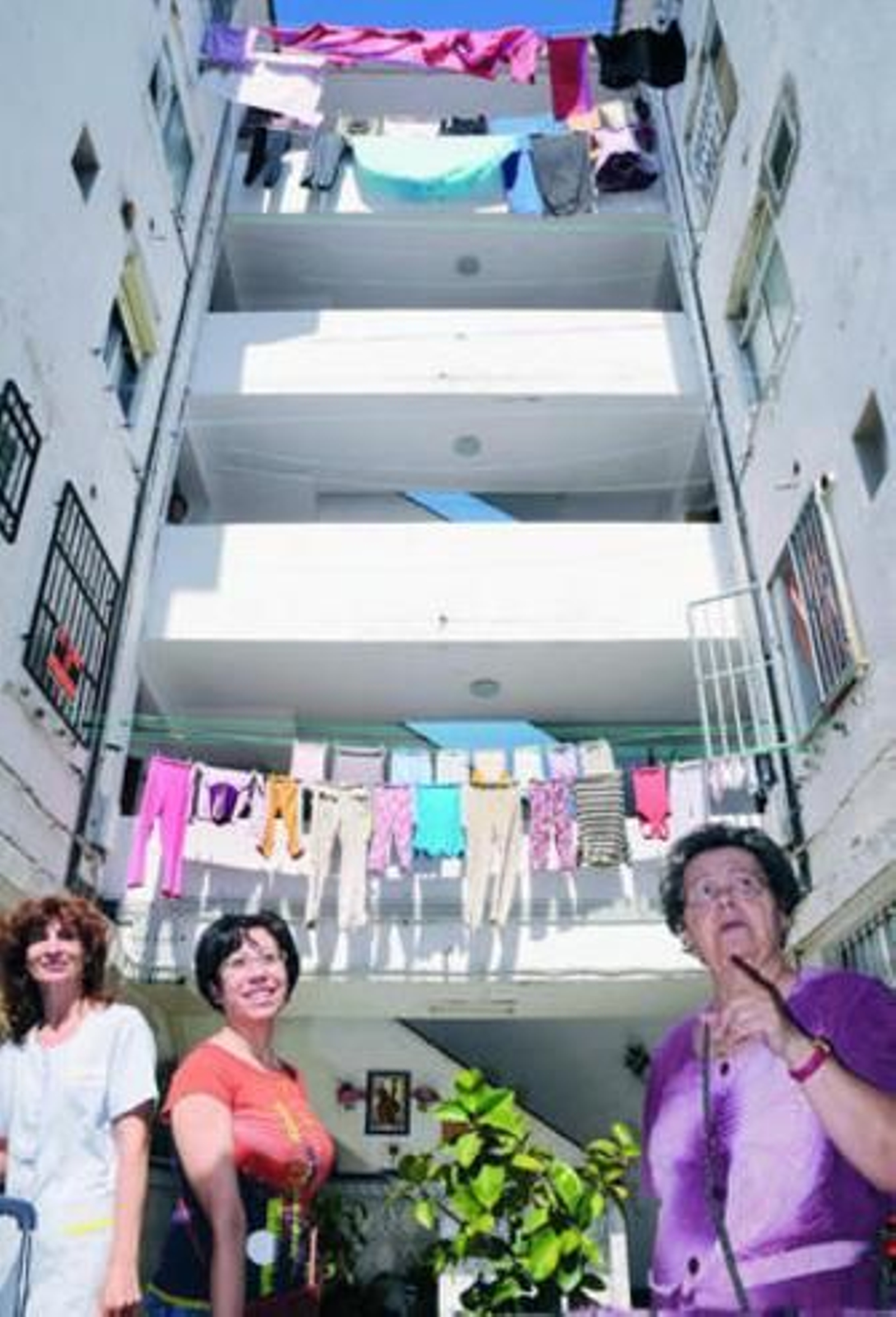 Un grupo de vecinas en el patio interior de un bloque del barrio.